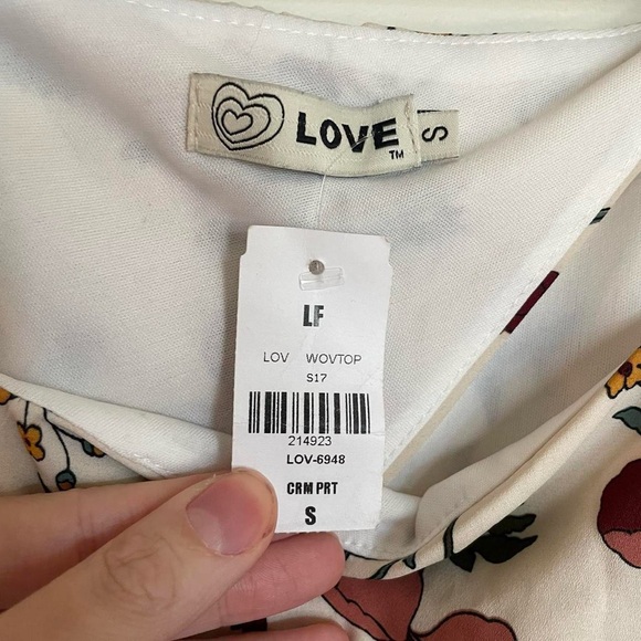LOVE(tm) cream floral crop top - Picture 3 of 4